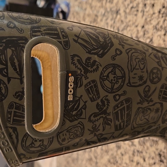 BOGS KID'S RAIN BOOTS WITH PIRATE PATTERN. SIZE 11. UNISEX. - Picture 7 of 12